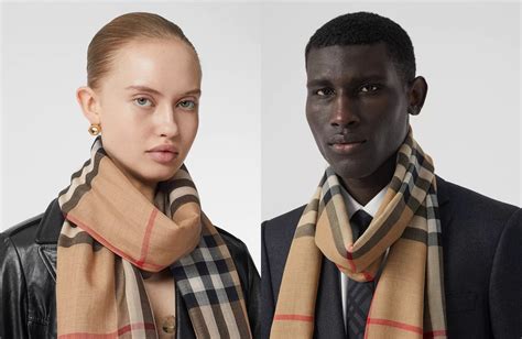 khăn burberry chính hãng giá bao nhiêu
